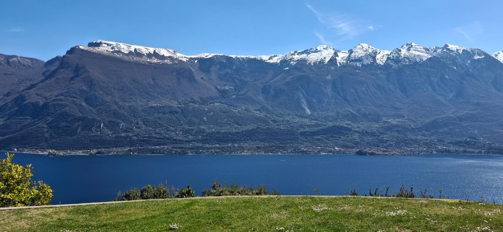 Panorama sul Lago di Garda con le montagne innevate da Tremosine